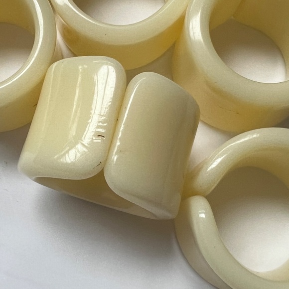 Set of 8 Vintage Napkin Rings.Pale Yellow Heavy Plastic 1 1/4" tall 1 1/4" dia - Picture 3 of 4